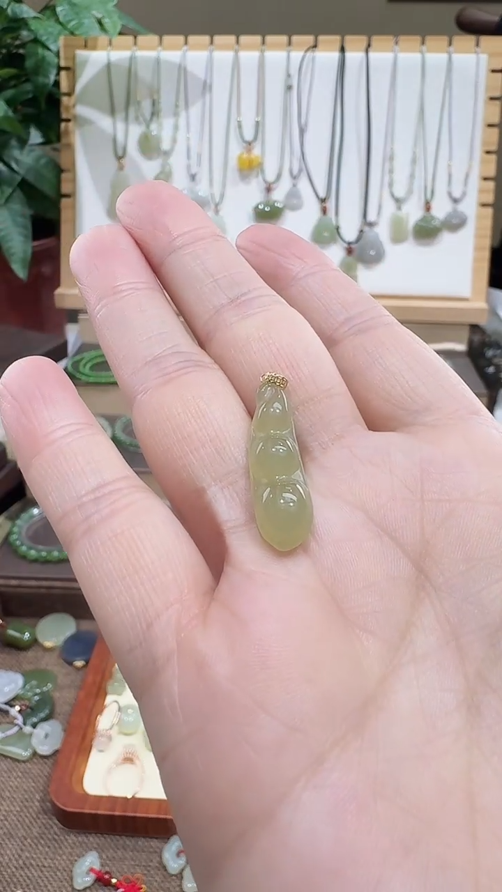 颈饰18K金镶嵌和田玉晴水福豆26mm*7.3吊坠