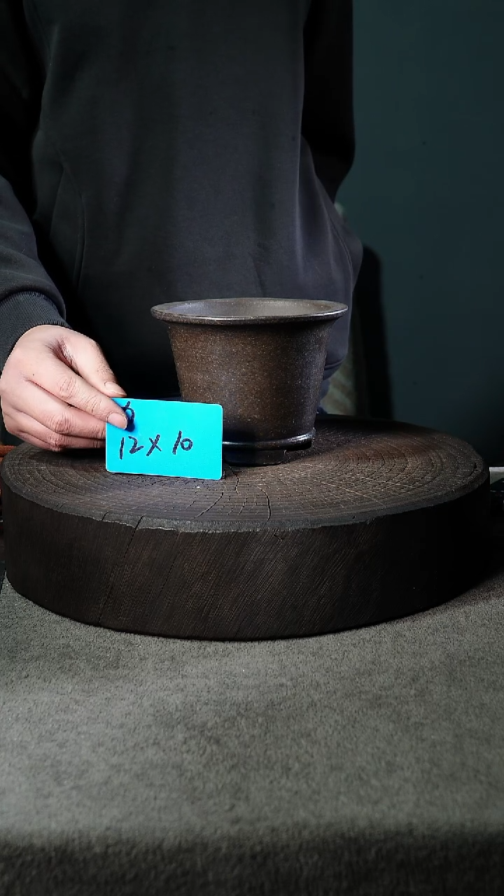 A宜兴紫砂小花盆