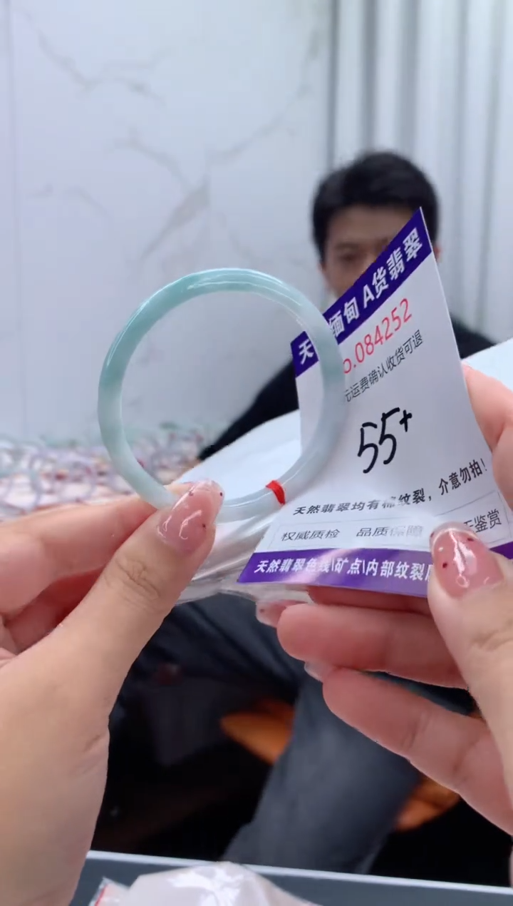 未镶嵌手镯翡翠有纹，完美者勿拍