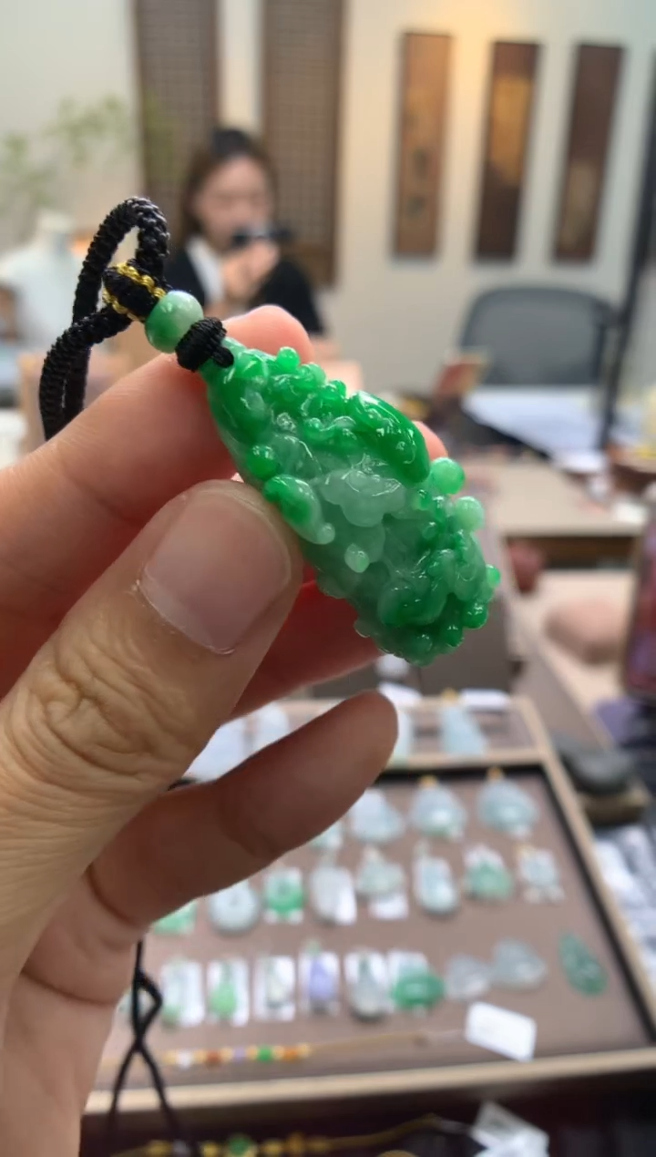 颈饰未镶嵌翡翠绿白菜