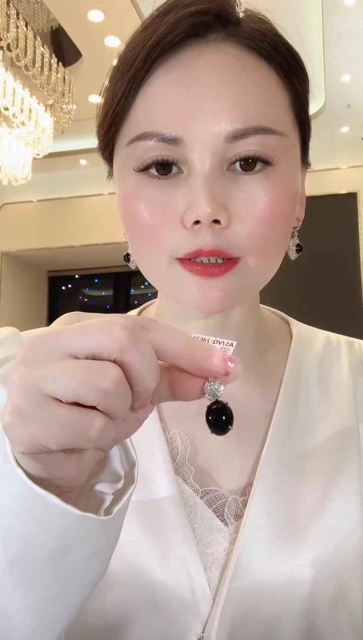 【闪购商品】翡翠吊坠(不含链)18K金镶嵌A70 