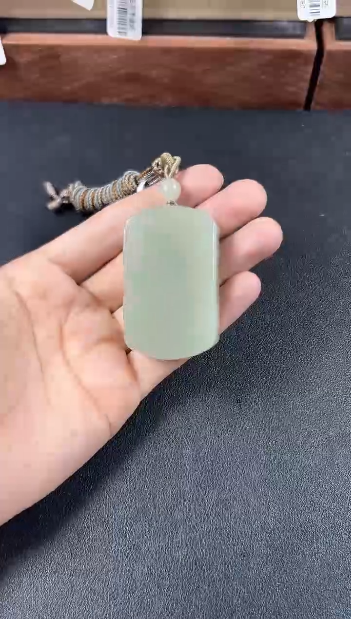 和田玉未镶嵌吊坠(赠链)且末微色差近矿吊坠