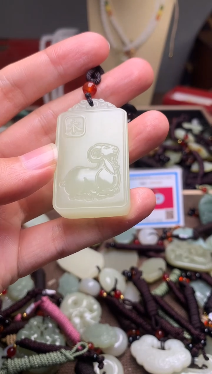 玉新疆料青海料清水保护神吊坠