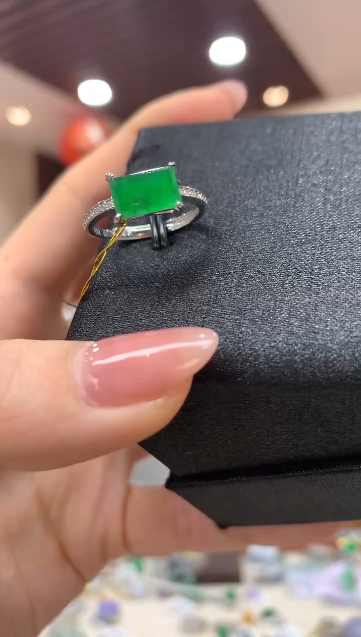 未镶嵌戒指翡翠戒指