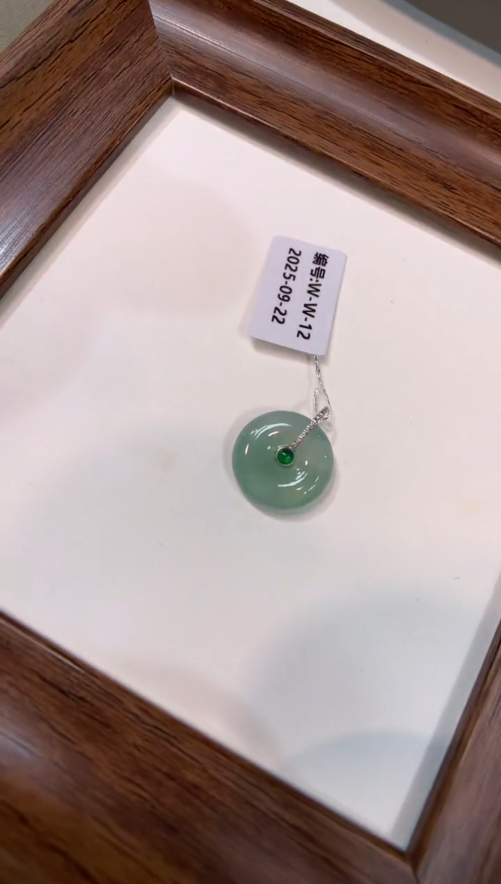 颈饰18K金镶嵌翡翠平安扣