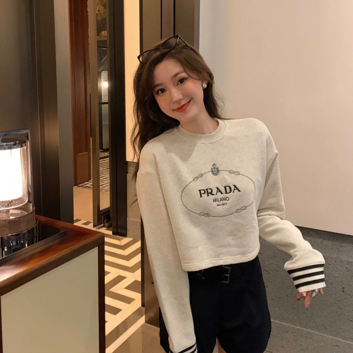 99新 Prada/普拉达 米白色圆领长袖短款卫衣/尺码s/VH003173