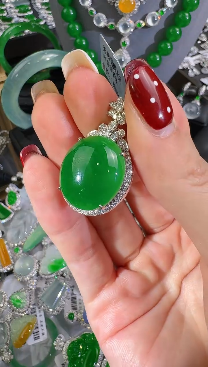 【闪购商品】翡翠颈饰未镶嵌蛋面