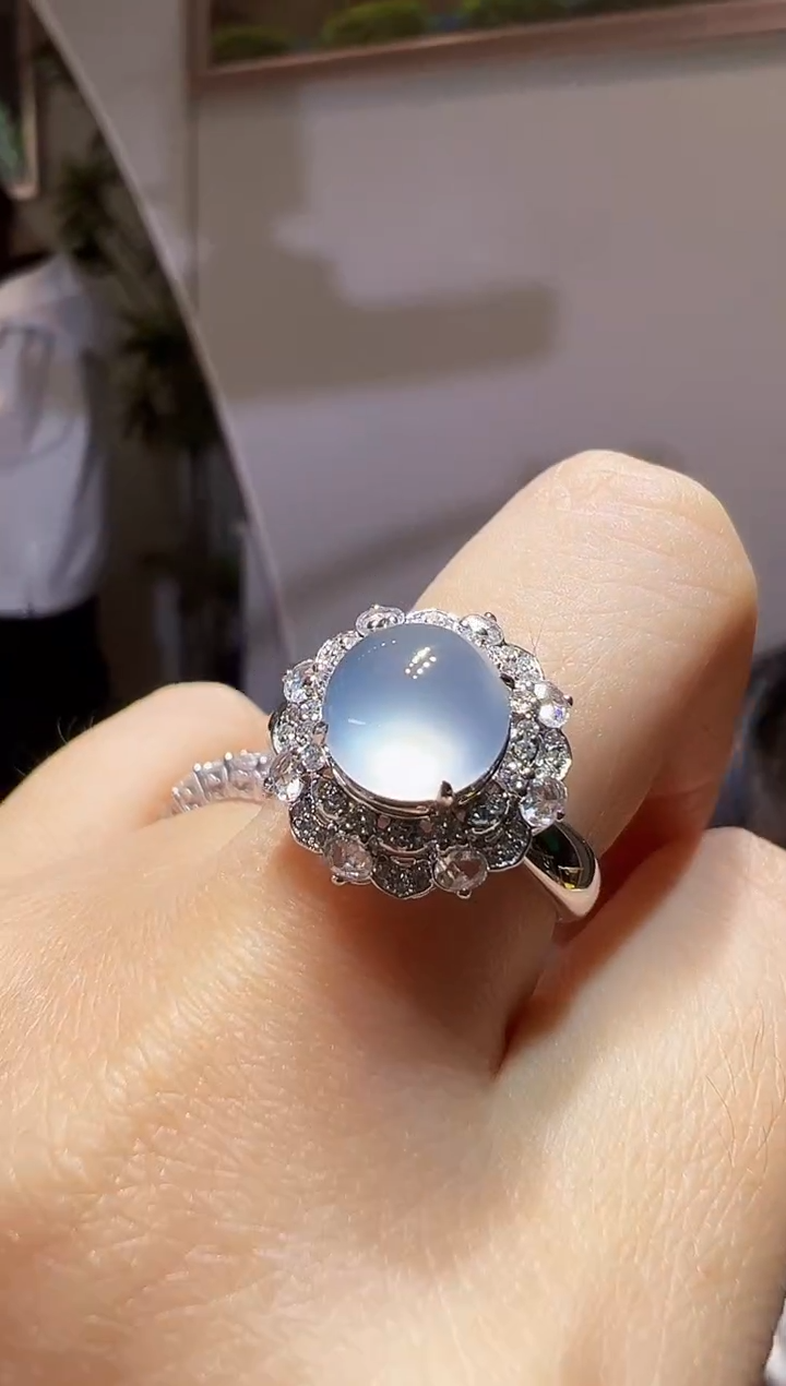 18K金镶嵌戒指翡翠蛋面