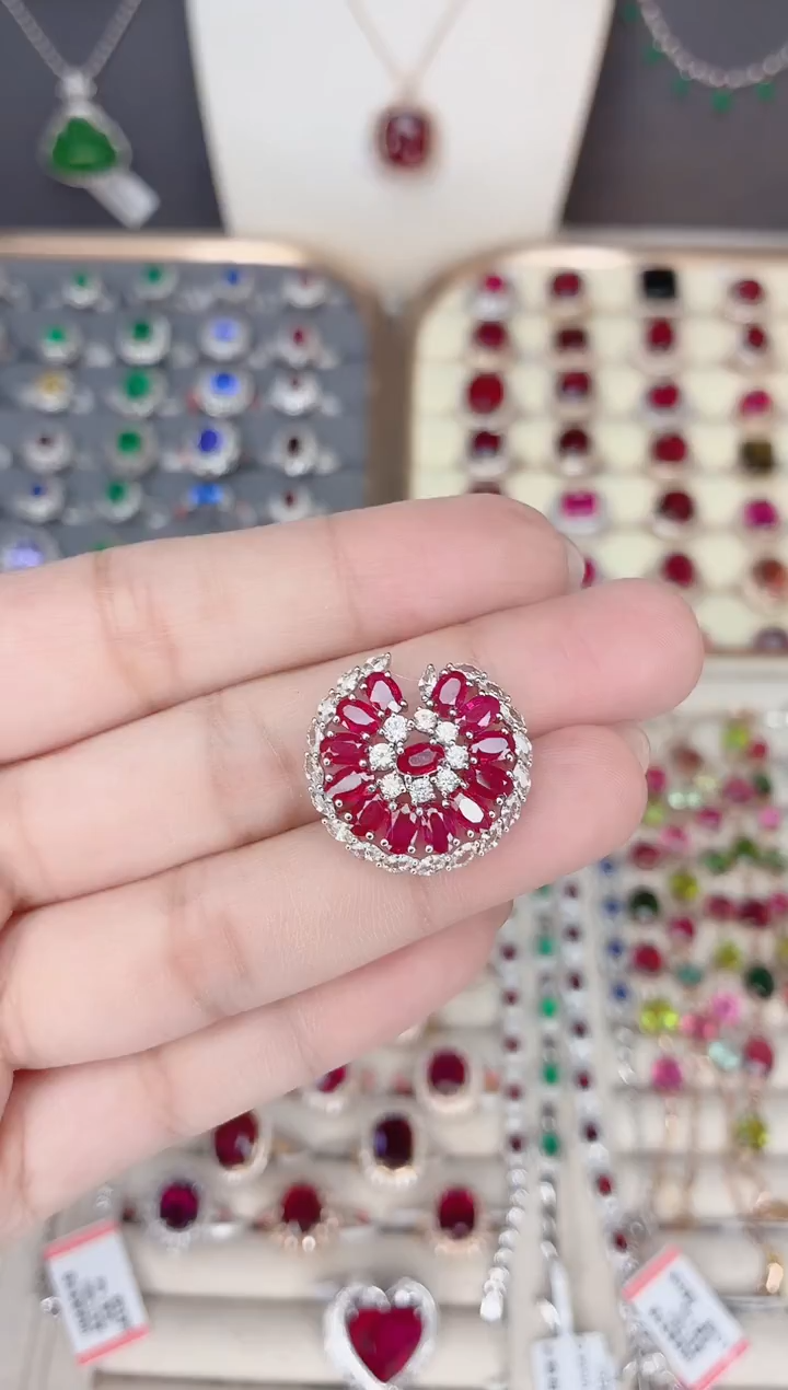 18K金镶嵌红宝石吊坠红宝石4.5CT