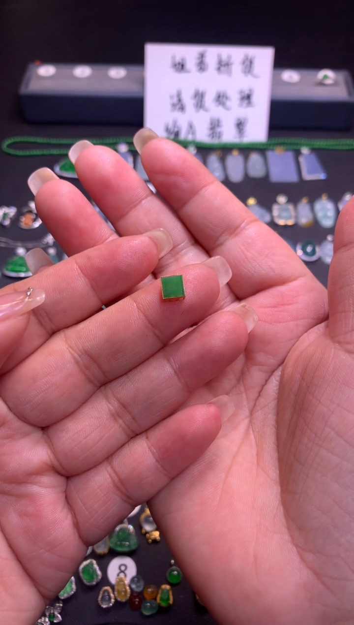 【闪购商品】翡翠吊坠(不含链)18K金镶嵌1