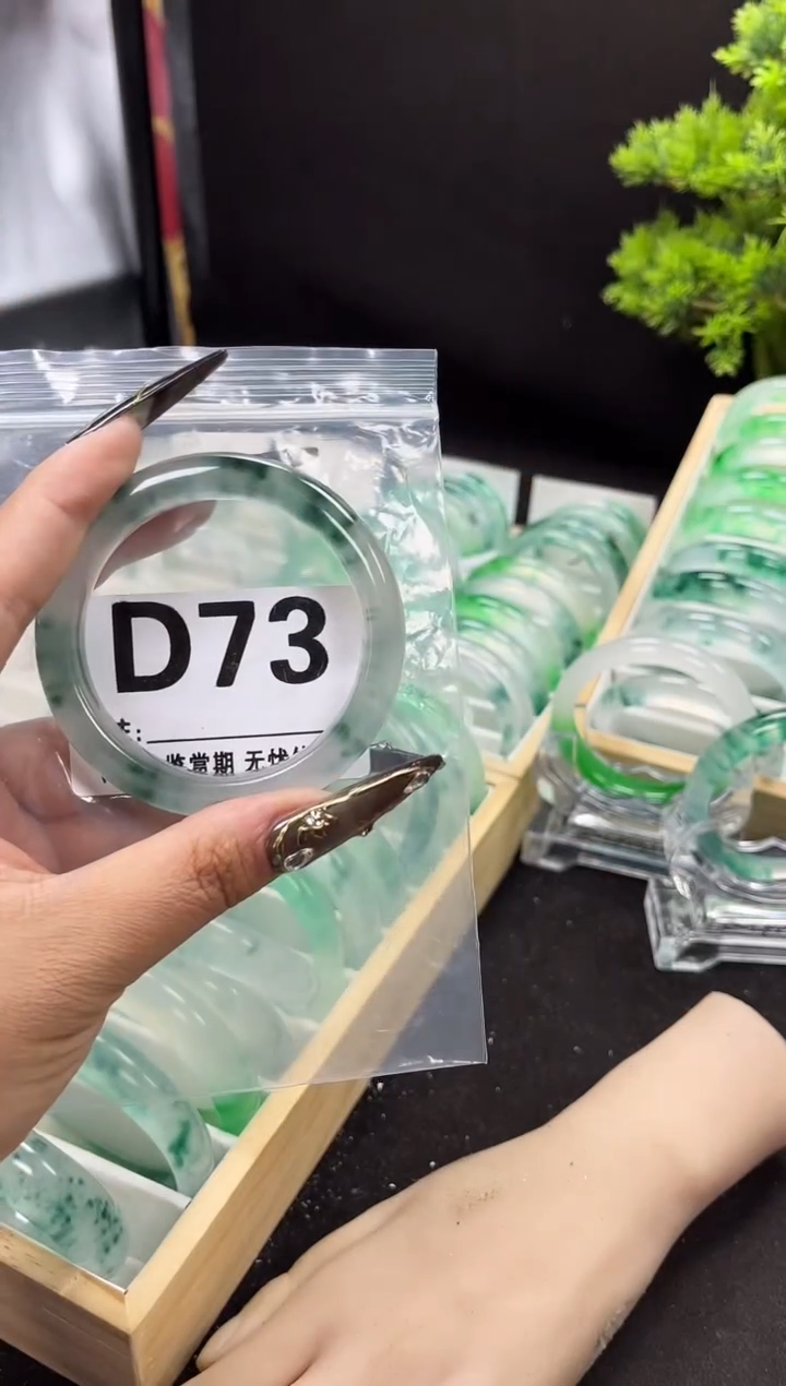 【闪购商品】石英岩玉手镯未镶嵌D73