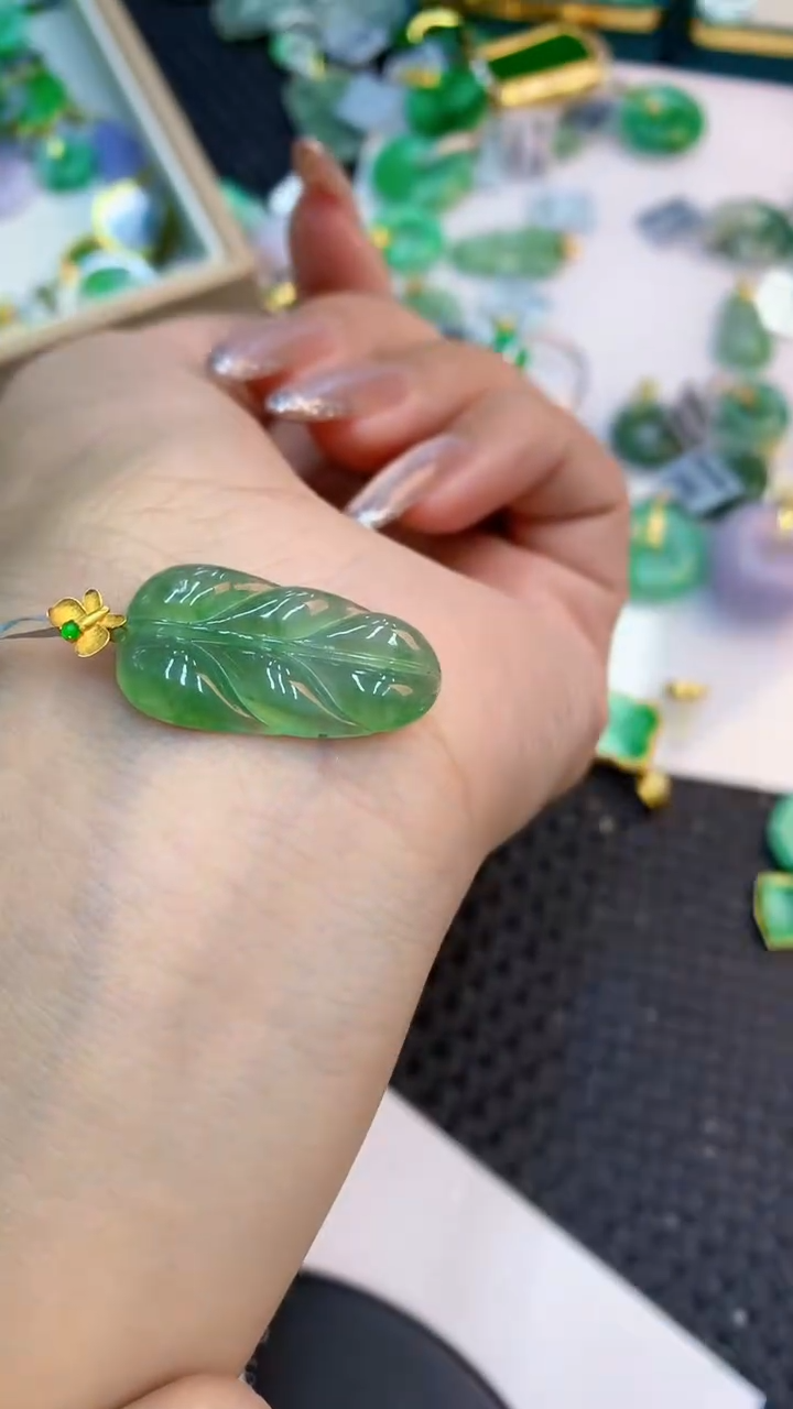 颈饰18K金镶嵌翡翠1