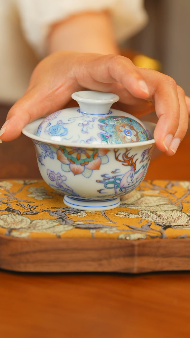 冉月斗彩九色鹿盖碗