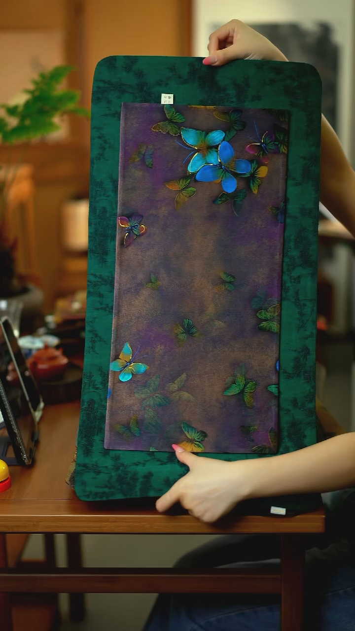 大片绿松枝+小蝴蝶