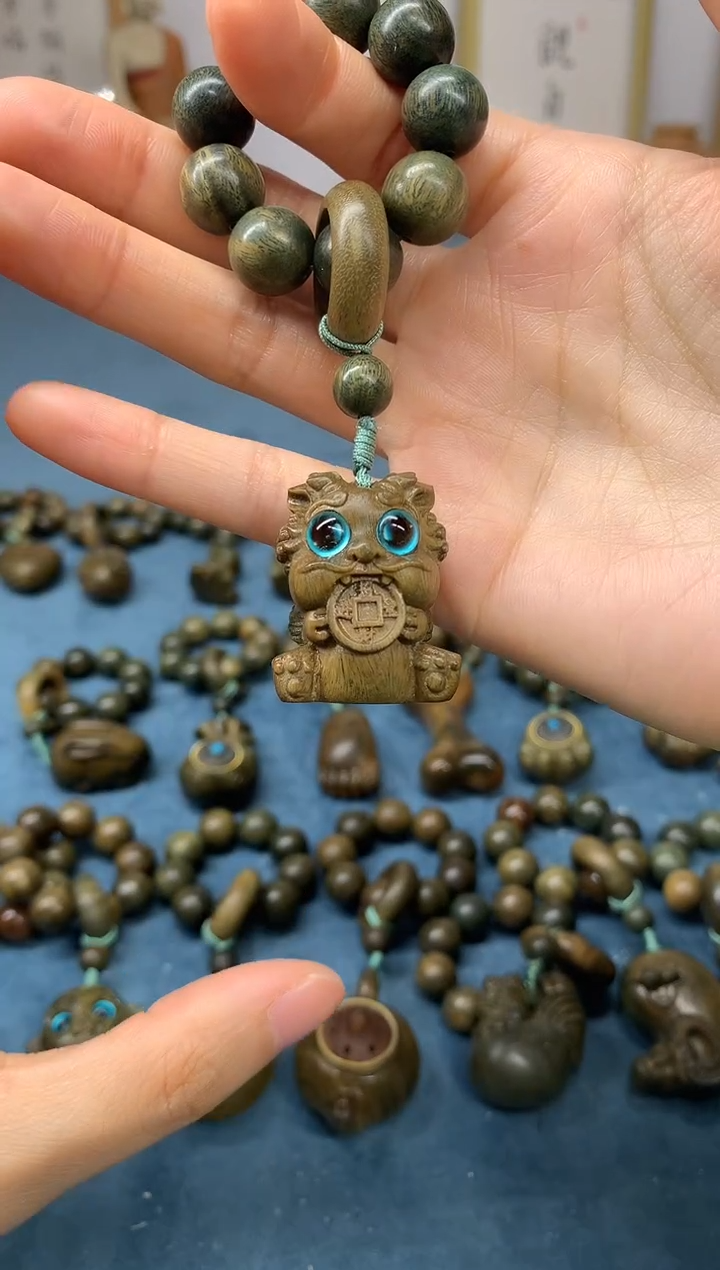 【闪购商品】维腊木（绿檀）把件吞金兽 盘玩件