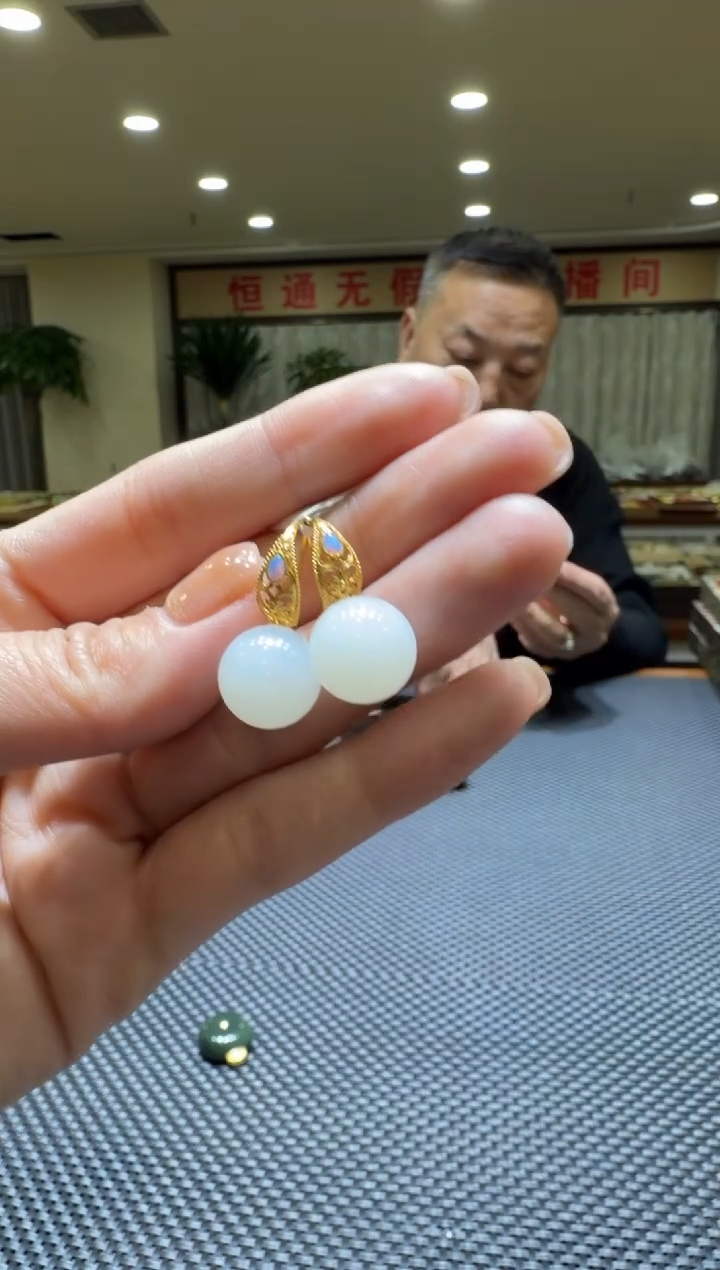 颈饰18K金镶嵌和田玉耳饰一对