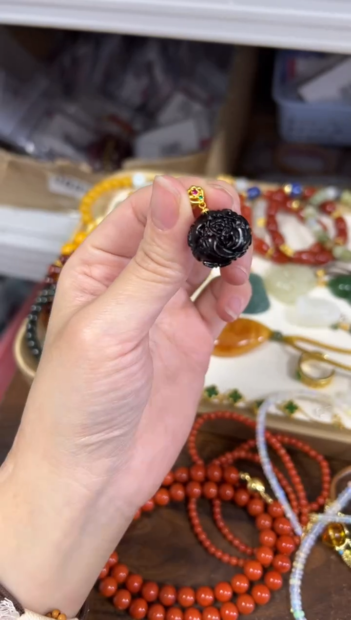 血珀颈饰未镶嵌血珀牡丹花镶嵌款吊坠[47]