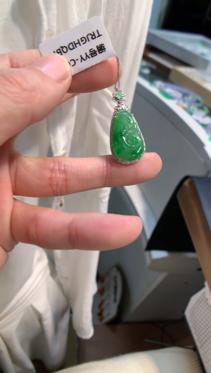 颈饰18K金镶嵌翡翠如意