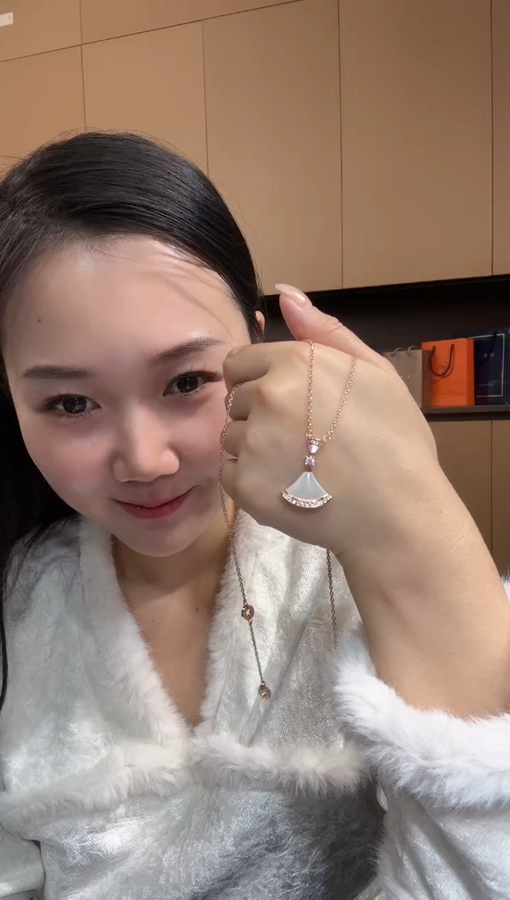 【闪购商品】钻石套链18K金镶嵌白色裙子ghj