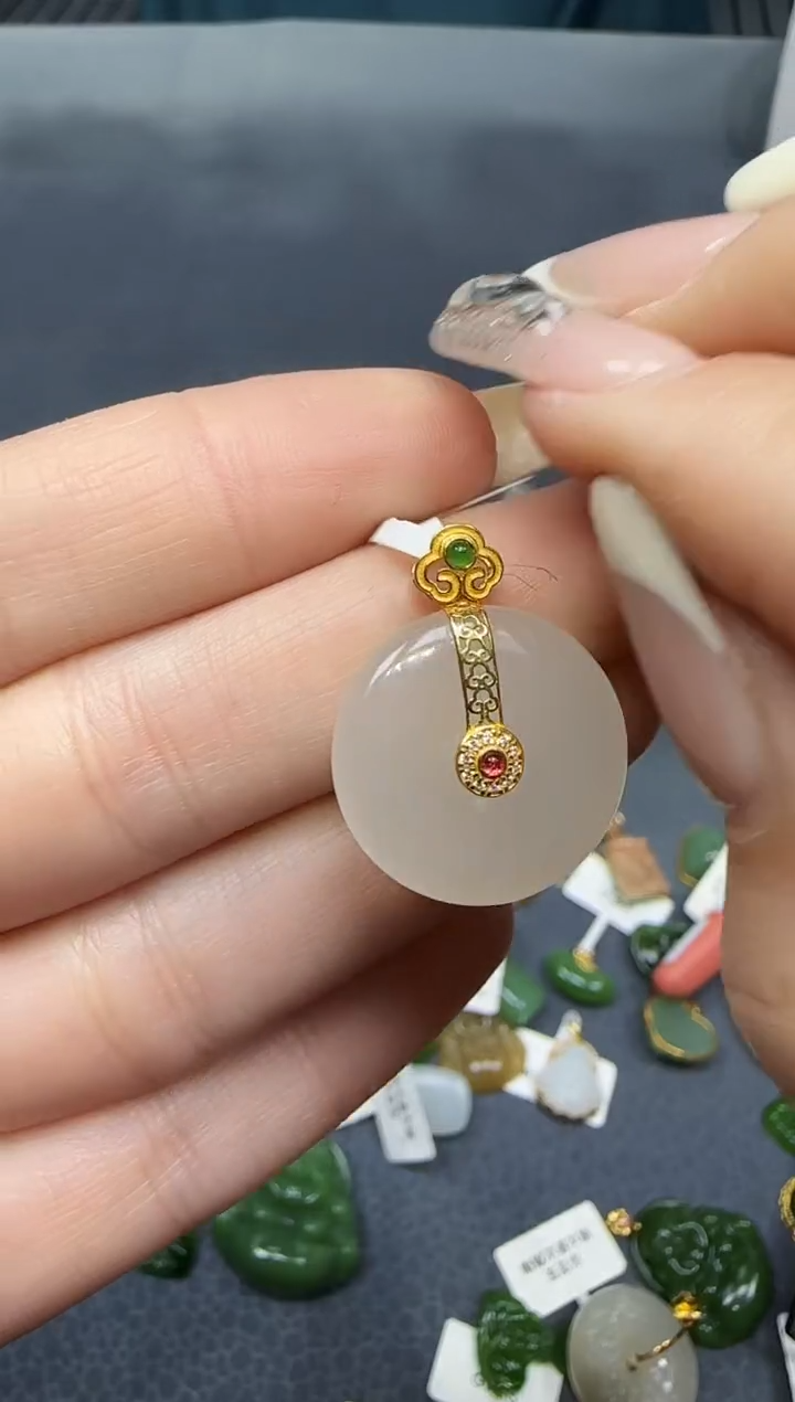 【闪购商品】和田玉挂件18K金镶嵌1