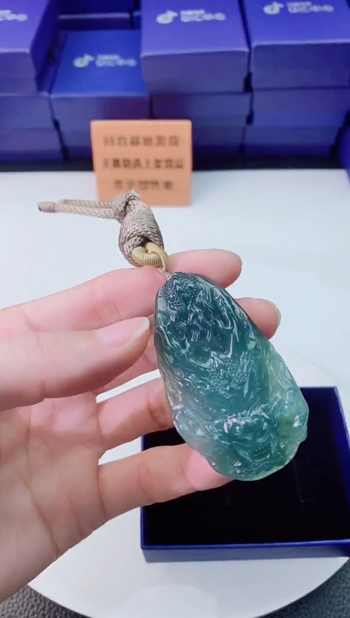 翡翠未镶嵌颈饰         