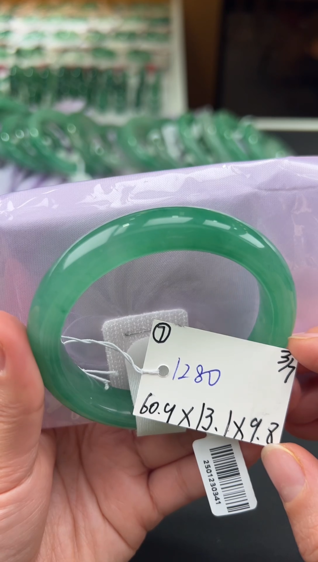 【闪购商品】石英质玉手镯未镶嵌非洲翠拍下联系小耳机看购买须知！