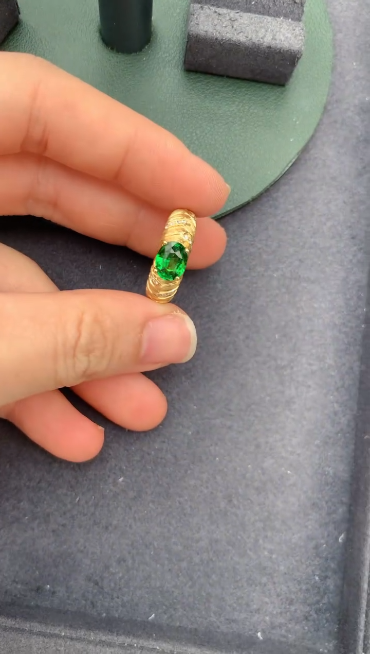 石榴石戒指18K金镶嵌1.5ct沙弗莱