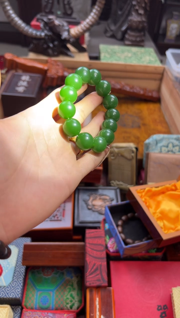 和田玉未镶嵌颈饰———————瓷——————碧玉手串