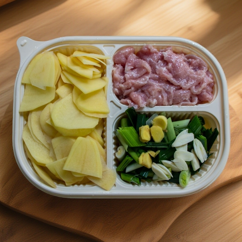 土豆肉片（土豆爽脆，肉香化渣，精选鲜里脊肉约130g-260g，配陕北黄心土豆，红头蒜苗)