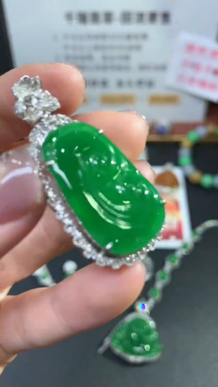【闪购商品】翡翠吊坠(不含链)18K金镶嵌如意回流不退不换|19800+0