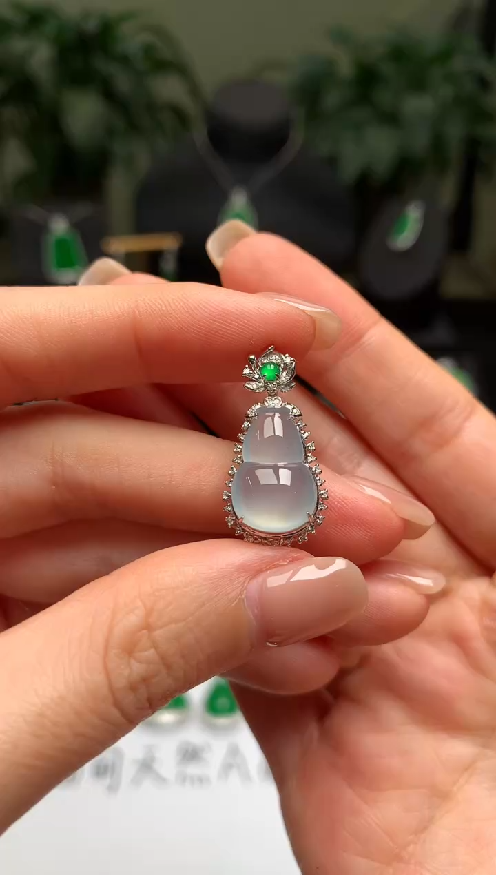 颈饰18K金镶嵌翡翠葫芦