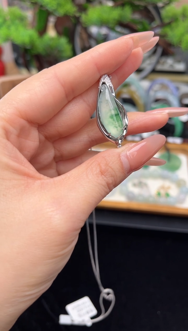 颈饰18K金镶嵌翡翠吊坠