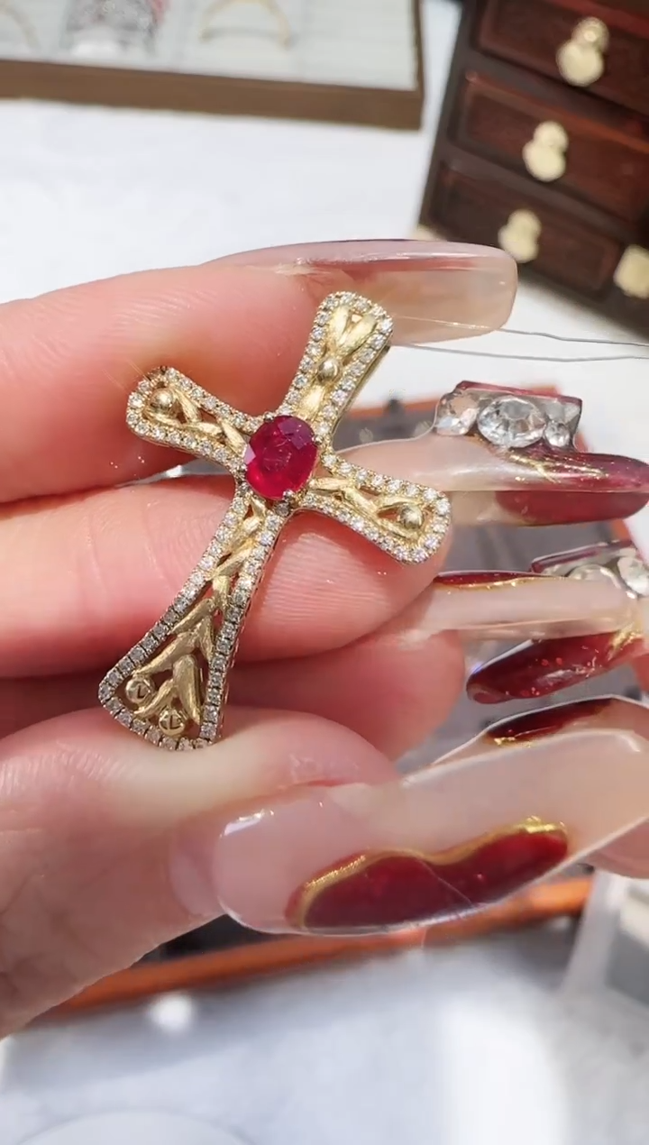 【闪购商品】钻石吊坠(不含链)18K金镶嵌十字架吊坠