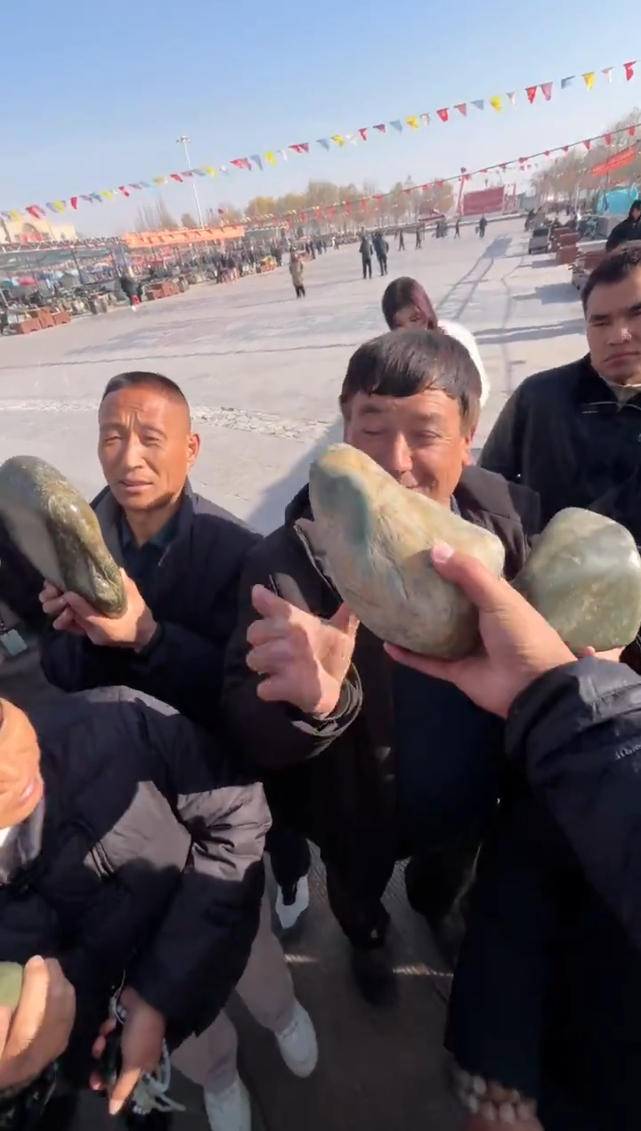 未镶嵌和田玉（糖玉）挂件和田玉