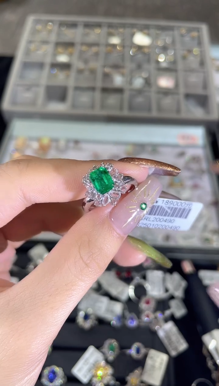 18K金镶嵌戒指祖母绿戒指