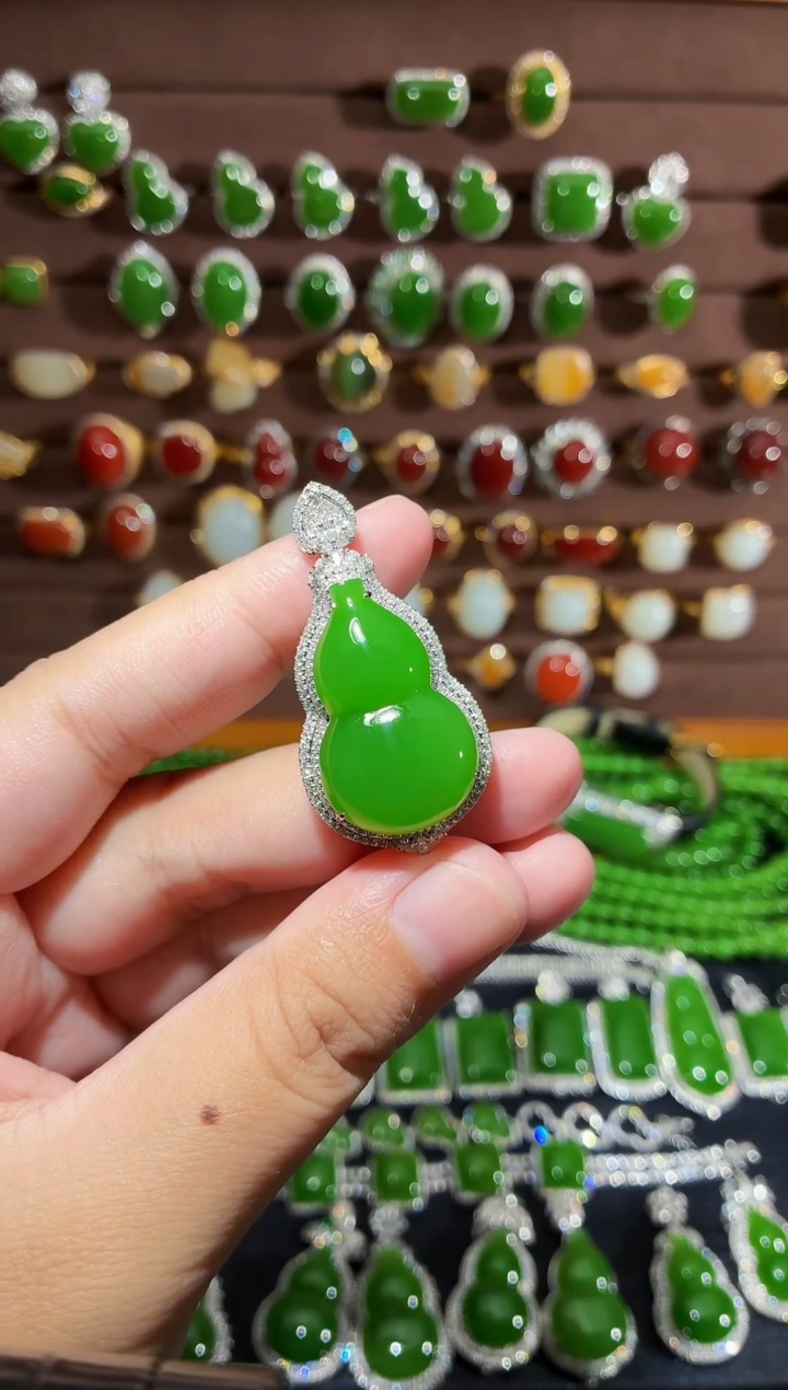 颈饰18K金镶嵌和田玉苹果绿葫芦吊坠