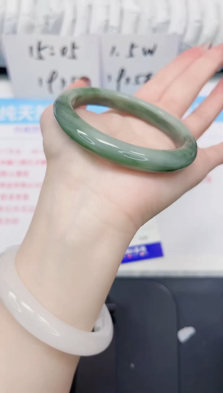 【闪购商品】石英质玉手镯未镶嵌80