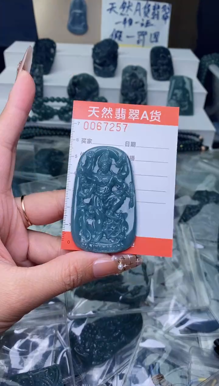 翡翠未镶嵌颈饰··············