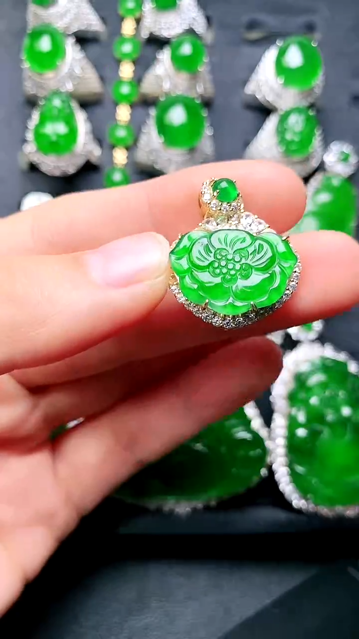 【闪购商品】翡翠吊坠(赠链)未镶嵌花花吊坠