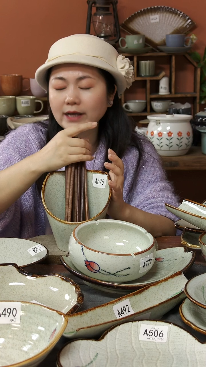 陶瓷A676 一只手绘荷花黑点高低筒子可能微瑕