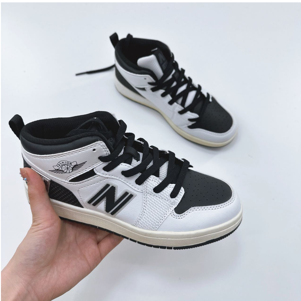 70032高端专享四季款舒适运动鞋白/黑（成人运动鞋）