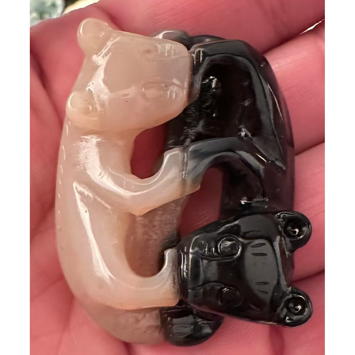 玛瑙把件黑猫白猫