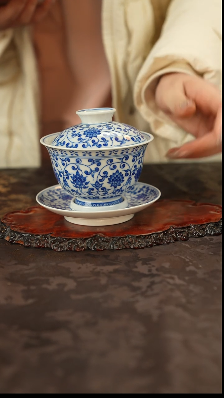 青花手绘缠枝莲三才盖碗