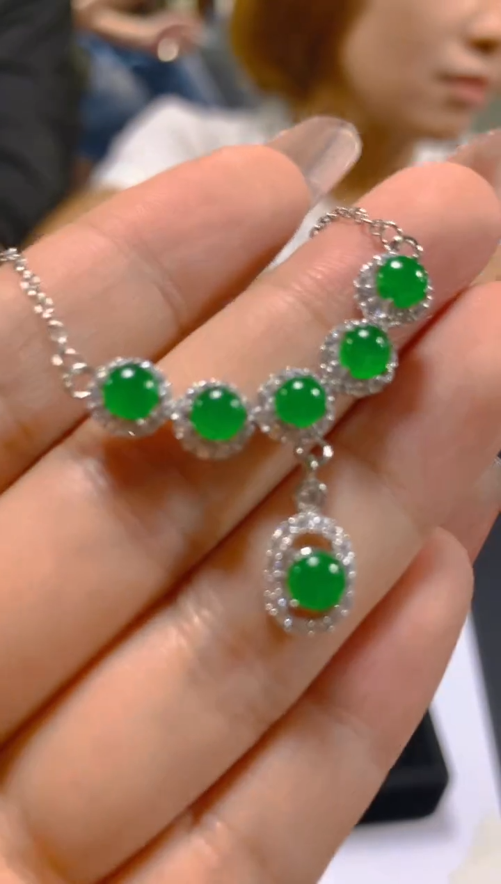 翡翠未镶嵌颈饰多样性发一