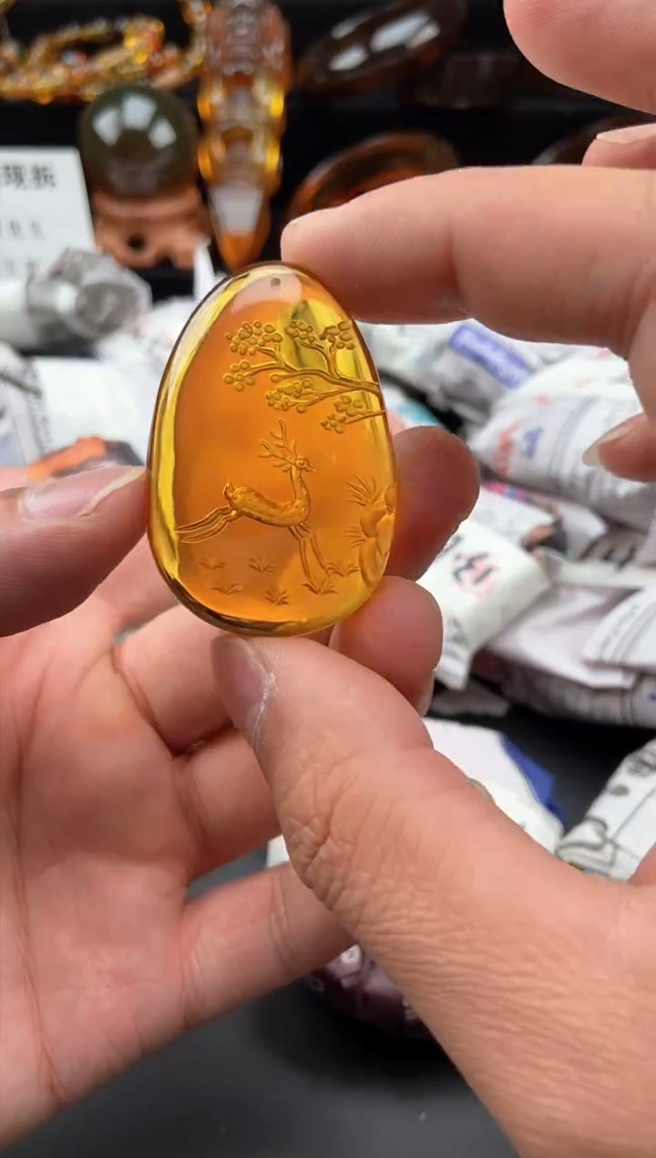【闪购商品】琥珀颈饰未镶嵌金蓝珀阴雕小鹿吊坠
