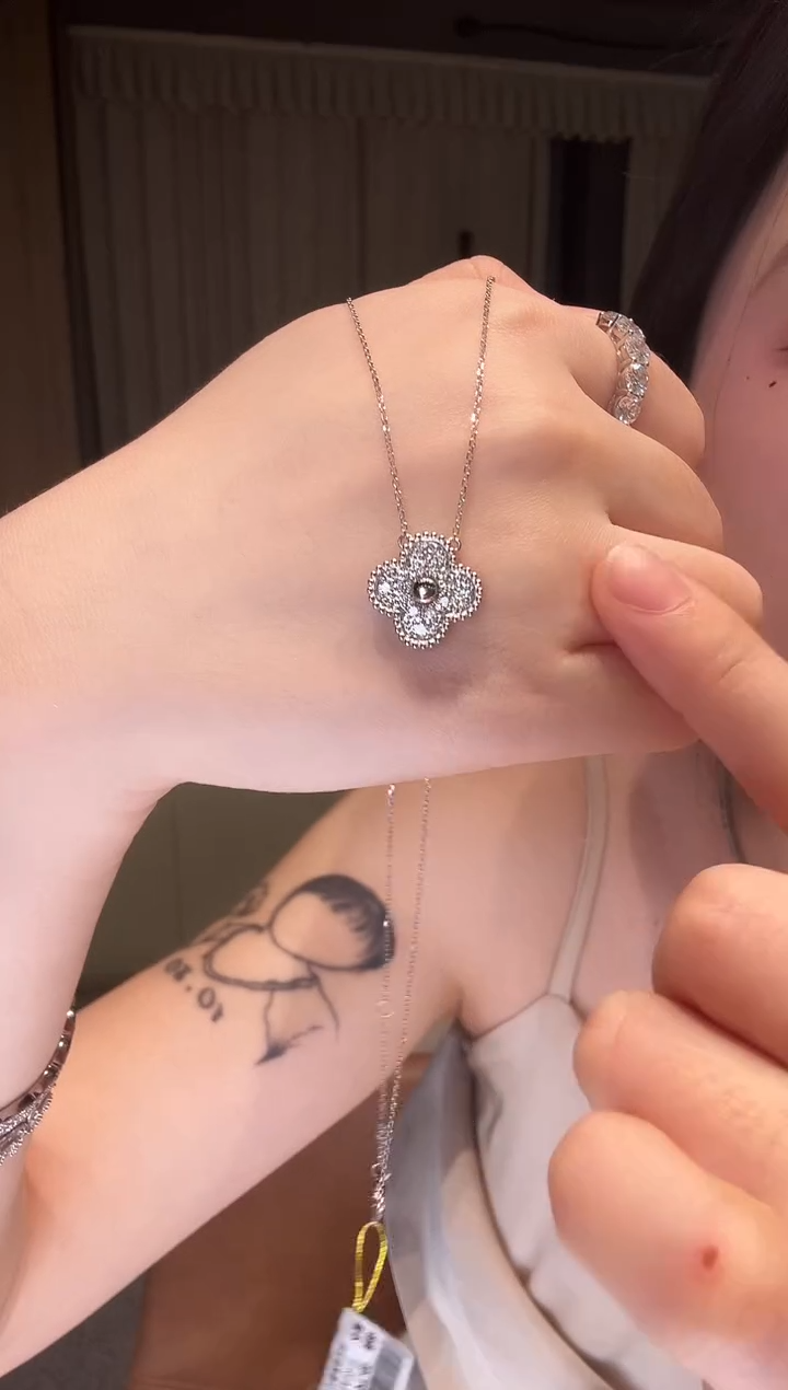 铂Pt950镶嵌项链钻石四叶草