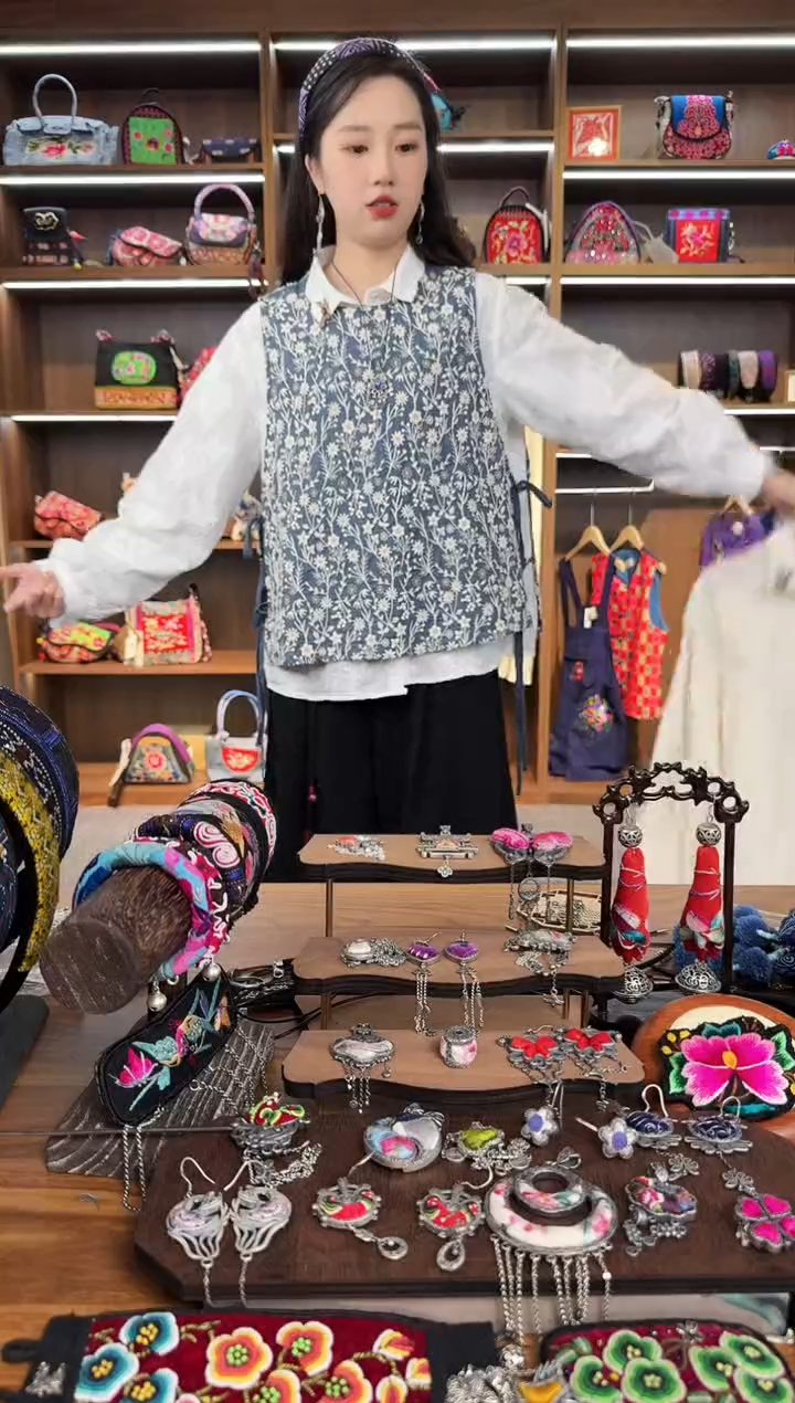 【闪购商品】织绣A48蒙阿苏苗绣传承