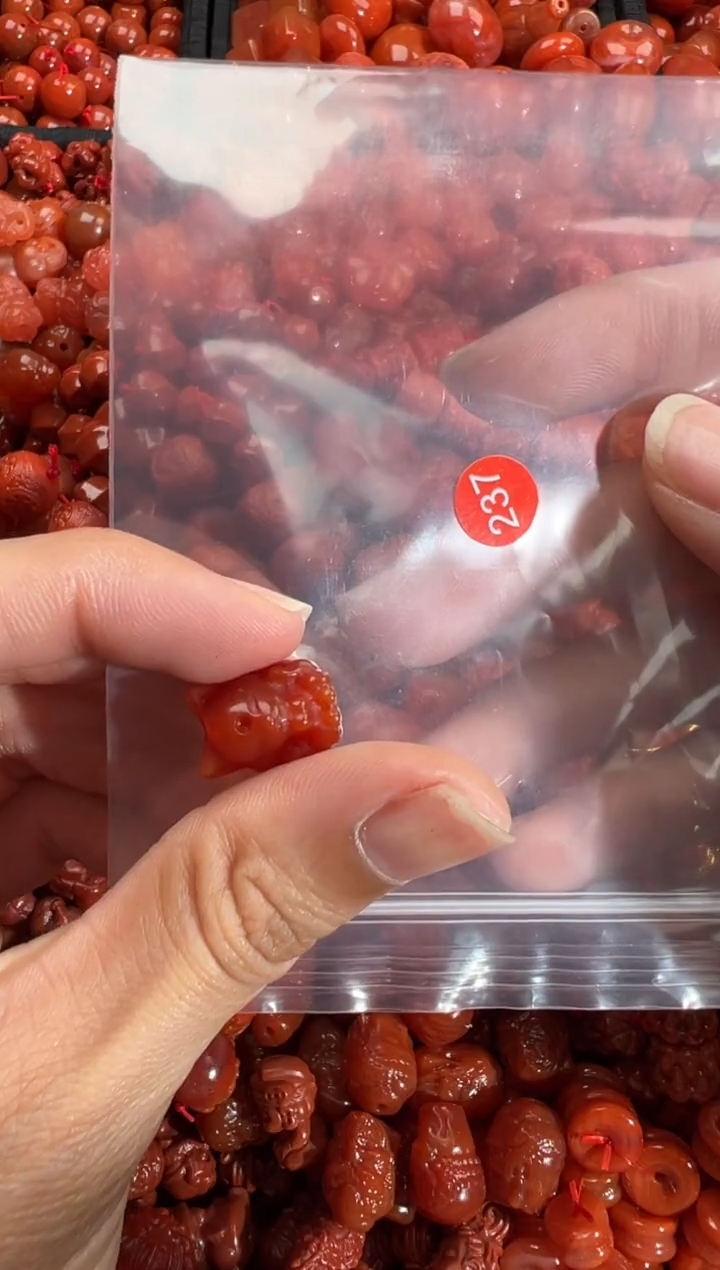 南红玛瑙未镶嵌颈饰1