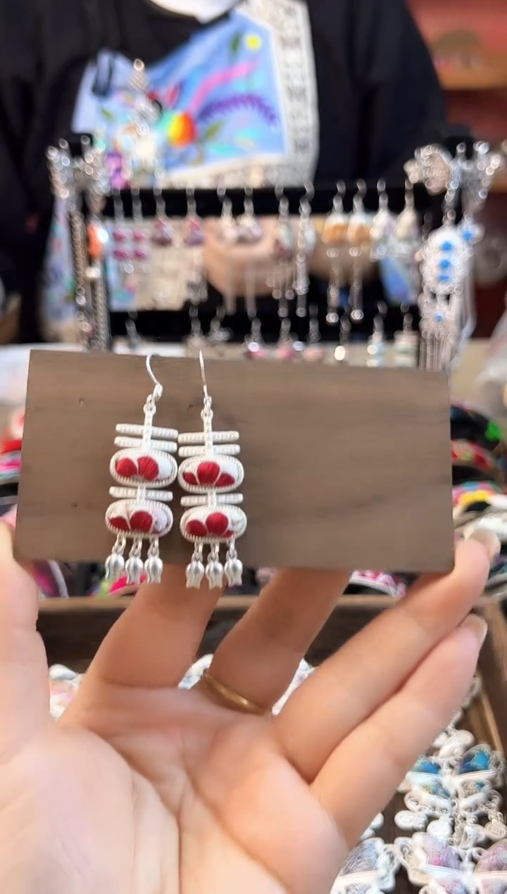 织绣民族风老绣饰品568