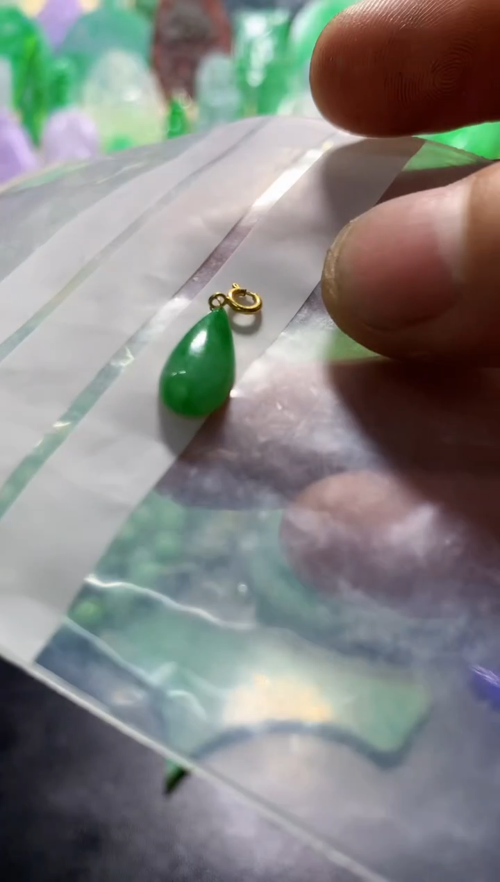 颈饰18K金镶嵌翡翠挂件